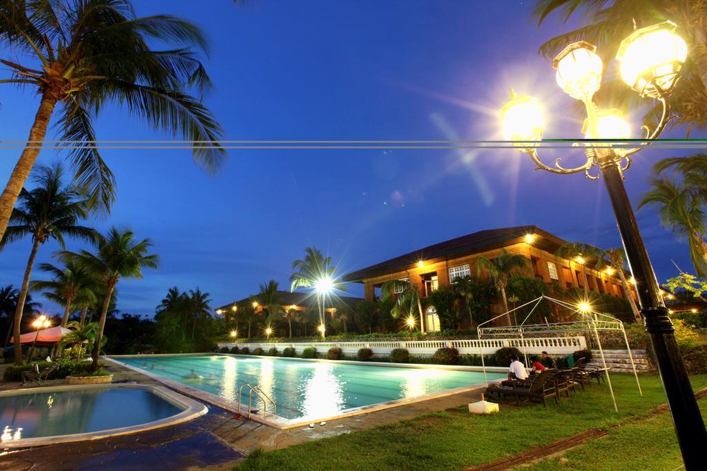 Fort Ilocandia Resort Hotel Laoag Exterior photo